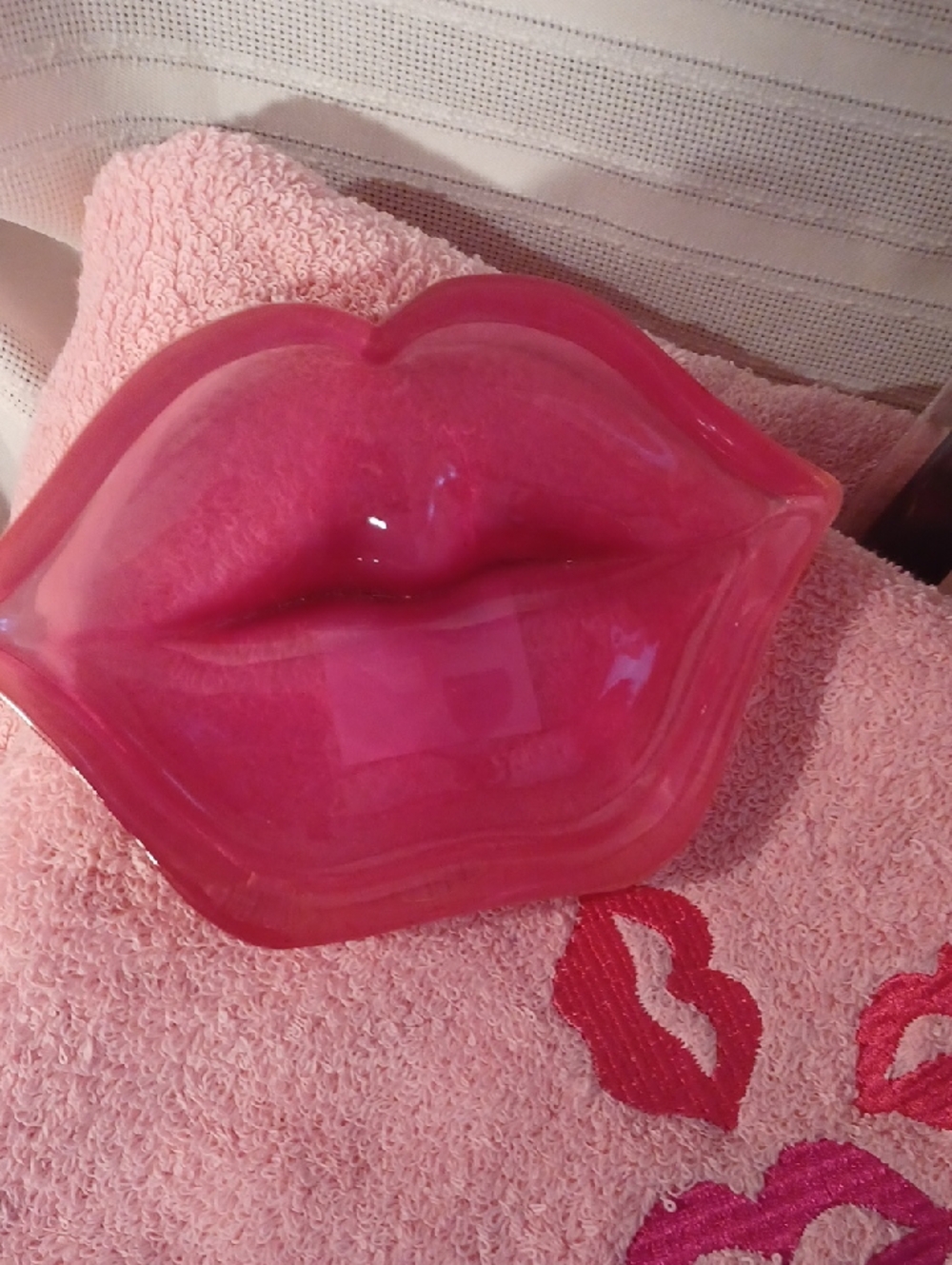 kiss me! Pink Embroidered Bath Towel Set - Picture 3 of 4